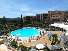 CAP ESTEREL appartement climatisé dans le centre du village vacances